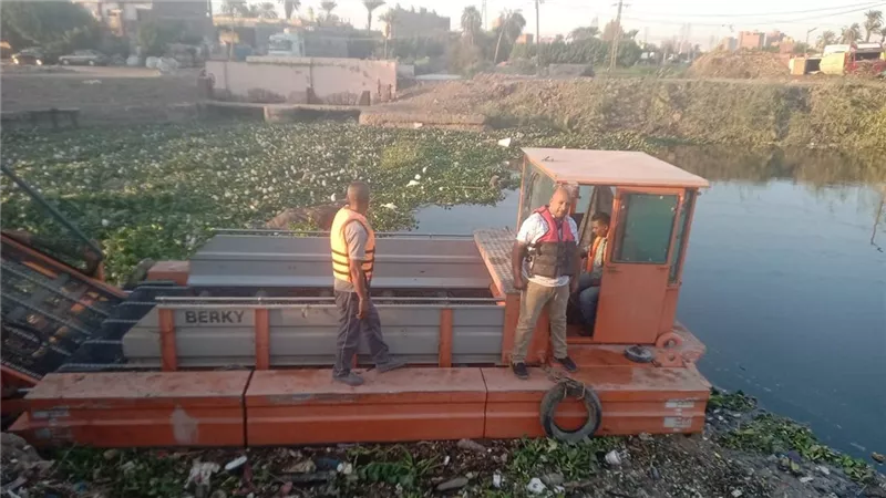 أسيوط تبدأ تشغيل المعدة الألمانية لإزالة ورد النيل بعد سنوات من التوقف
