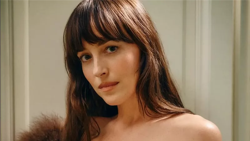 الممثلة الأميركية داكوتا جونسون سفيرة عالمية جديدة لدار 