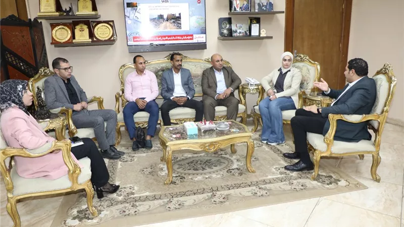 الوحدة المحلية بالواسطى ترفع مخلفات تطهير الترعة وتواصل جهود تحسين البيئة