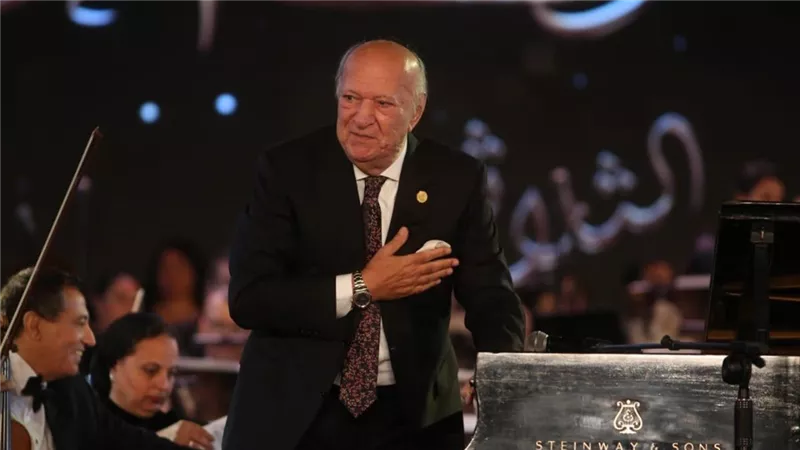 عمر خيرت يعزف للحياة ويتابع حديث النغم مع البيانو 