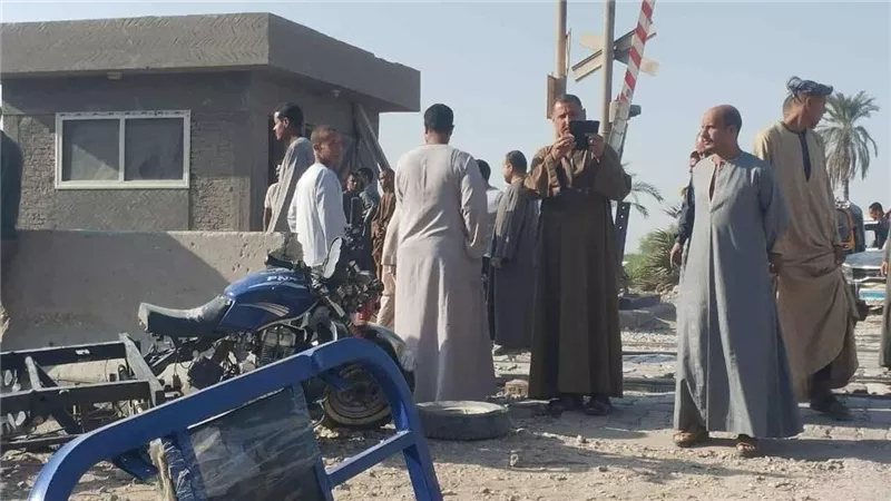 الجثة تحولت لأشلاء .. مصرع شاب دهسًا أسفل عجلات القطار على مزلقان محطة أبوتشت