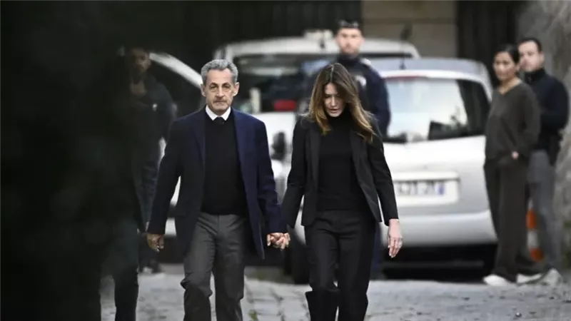 القصة الكاملة لحبس أول رئيس في التاريخ الفرنسي.. زوجته ترافقه إلى السجن