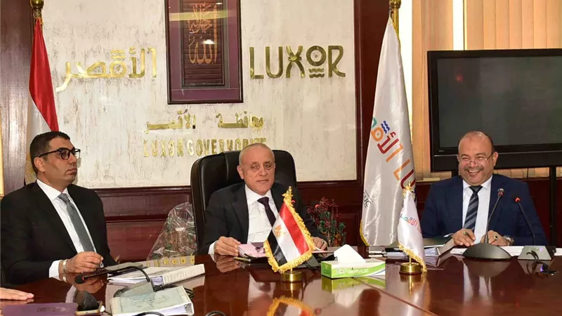 محافظ الأقصر يعلنها حاسمة: لا ملفات ناقصة ولا مخالفات بلا إجراء