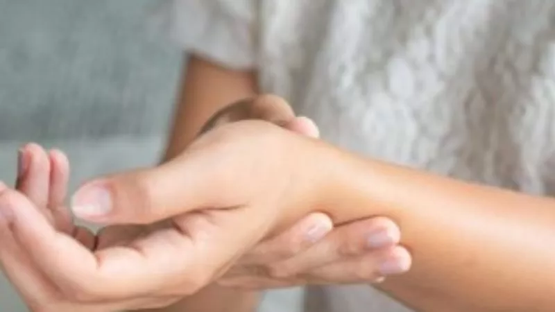 ودعي آلام المفاصل… قائمة أطعمة طبيعية تحارب الالتهاب بفعالية 	
