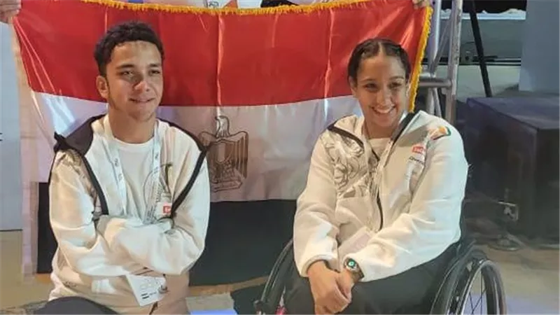 آية أيمن والسيد بطلان الخماسي يحملان علم مصر في افتتاح دورة الألعاب الشاطئية