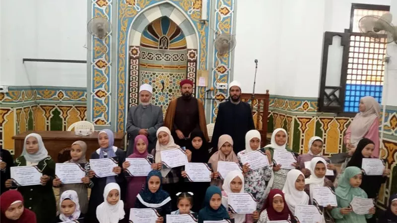 مدير أوقاف مطروح يكرم حفظة القرآن الكريم بمسجد المغاربة بالحمام 