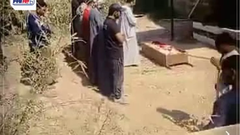 صلاة الجنازة على شهيد لقمة العيش أمام مشرحة أبو تشت في قنا (صور)