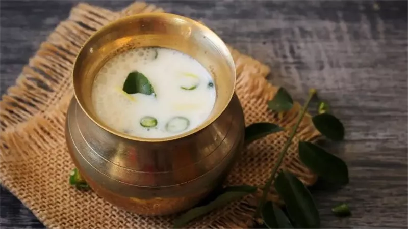 لماذا يُعدّ شرب اللبن الرائب مع الغداء عادة صحية ذكية؟