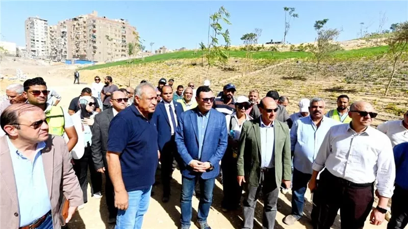 وزير الإسكان يتابع سير العمل بمشروع حدائق 