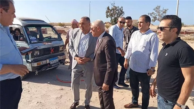 في لفتة إنسانية.. محافظ شمال سيناء يتوقف لمساعدة أسرة تعطلت سيارتهم على الطريق