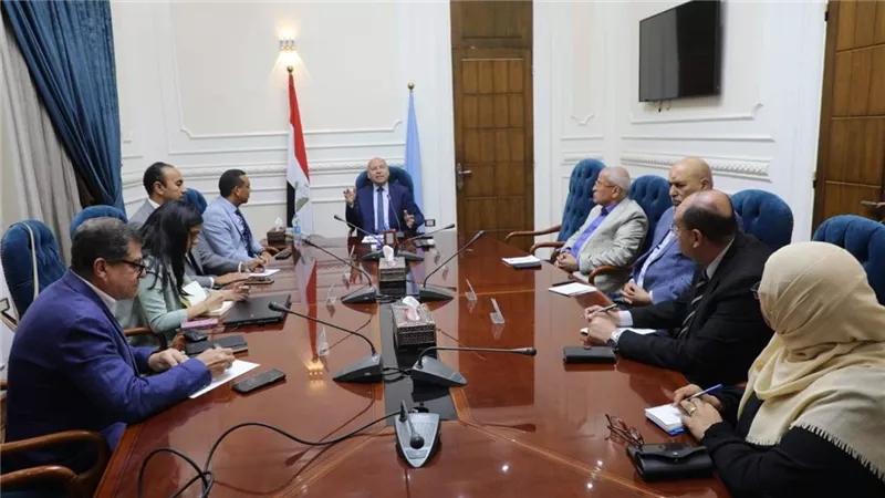 محافظ القاهرة يبحث مع 