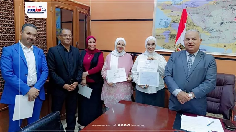 مدير تعليم الفيوم يكرم الطالبات الفائزات في مسابقة 