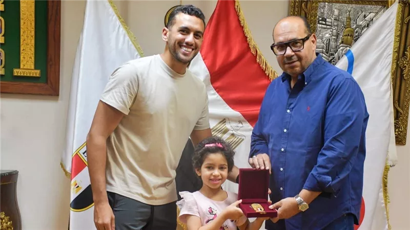 رغم معاناتها مع السرطان .. ياسر إدريس يكرم الطفلة ليلى لإرادتها في التدريبات
