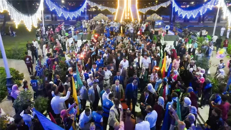 محافظ السويس يُوقد شعلة النصر إيذانًا ببدء الإحتفال  بالعيد القومي للمحافظة