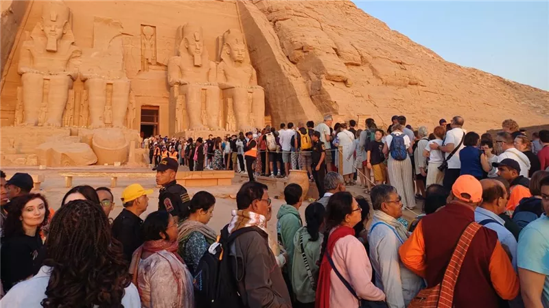 آلاف السائحين يشاهدون ظاهرة تعامد الشمس على وجه رمسيس الثاني في معبد أبو سمبل