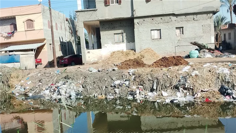 انتشار القمامة في ترع قرية الوهيبة يثير غضب الأهالي 
