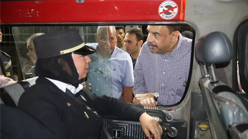 محافظ سوهاج يتفقد المواقف العامة لمتابعة الوضع ومدى الإلتزام بالتعريفة الجديدة