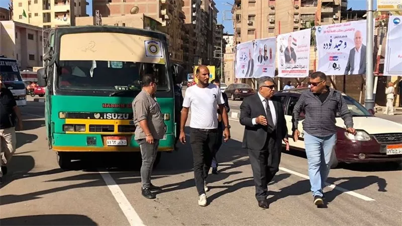 محافظ الدقهلية يتابع ميدانيا عمل خطوط باصات السرفيس الجديدة 