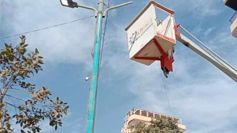 كفر الزيات تواصل جهودها لإضاءة المدينة.. صيانة شاملة لأعمدة الإنارة