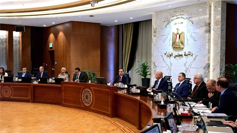 الحكومة تعلن حزمة تحسينات في الأجور تشمل رفع الحد الأدنى للعاملين بالدولة