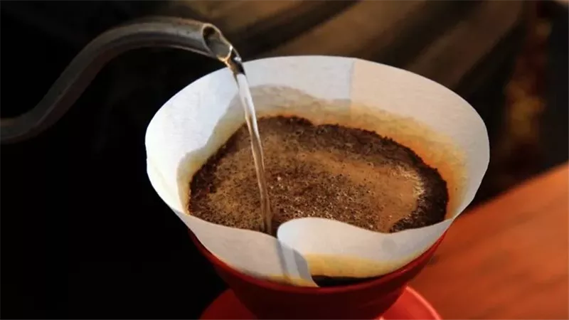 خطأ فادح.. لماذا لا يجب عليك وضع بقايا القهوة في الحوض؟