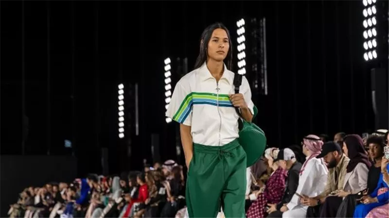 «الخطوط السعودية».. توسع هويتها التجارية بإطلاق علامة أزياء راقية