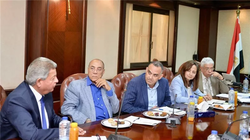 حمدي رزق رئيسا .. قررات اجتماع لجنة تطوير الصحافة الورقية 