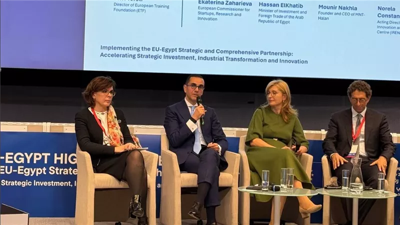 الخطيب: أهمية التركيز على تصدير الخدمات وتنمية الكوادر البشرية 
