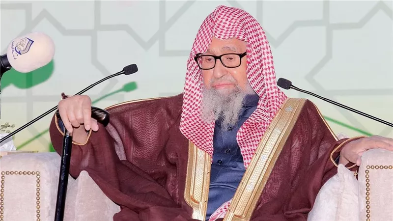 مفتي الجمهورية يهنئ الشيخ صالح الفوزان بتعيينه مفتيًا عامًا للمملكة 