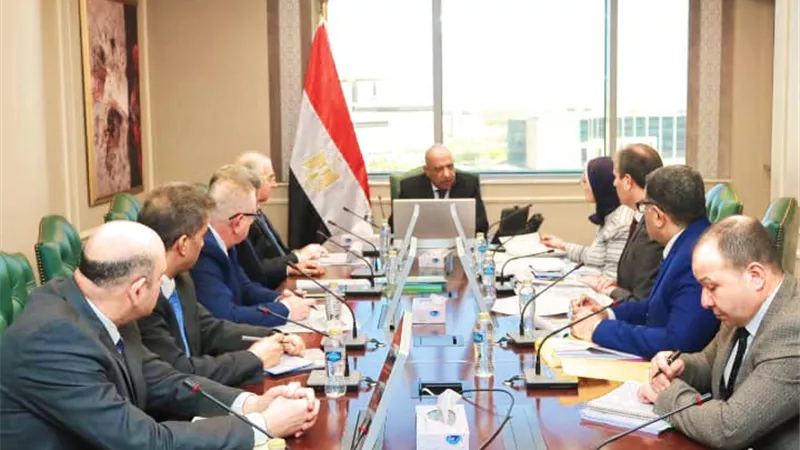 وزير الكهرباء يبحث مشروعات التغذية الكهربائية في توشكى وشرق العوينات والروبيكي