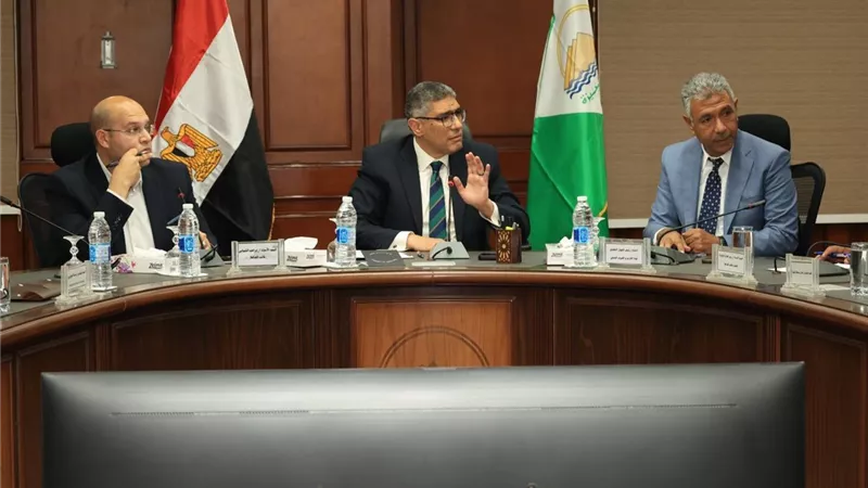 محافظ الجيزة يبحث موقف مشروعات مياه الشرب والصرف الصحي لتحسين مستوى الخدمات