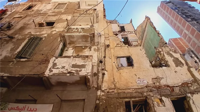 مصرع سيده مسنه  في انهيار شرفه عقار بمحافظة الإسكندرية 