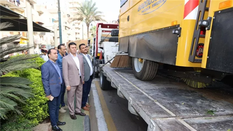 محافظ المنوفية يشهد توريد سيارات مكنسية جديدة لدعم منظومة النظافة