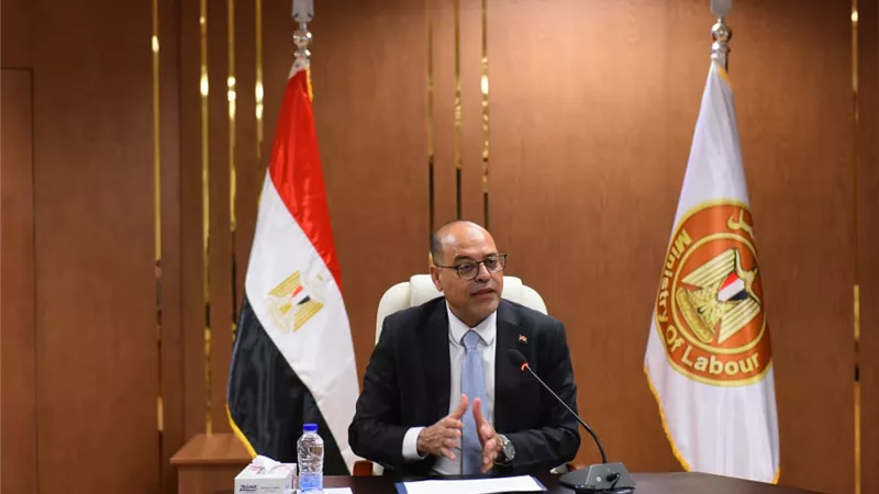 مجلة روزاليوسف تهدي وزير العمل درعها التذكاري احتفاءً بمرور 100عام على تأسيسها