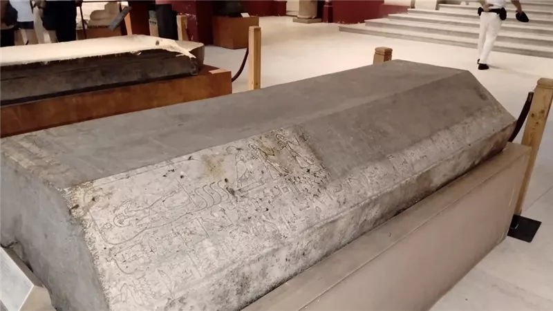 نقوش مقدسة وزخارف فريدة على تابوت تا-دي-با-كا-كم المنياوي