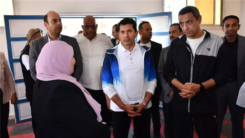 وزير الرياضة ومحافظ السويس يفتتحان قاعة تخاطب وملعب أكريليك بمركز شباب الجناين