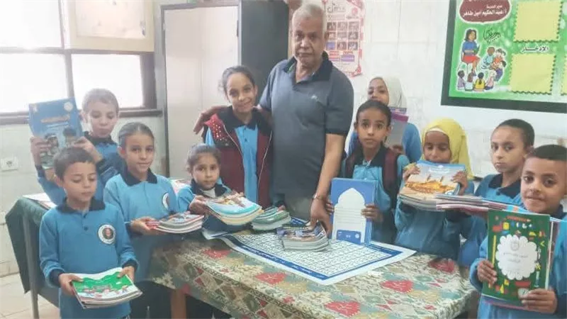 مدير تعليم أسيوط: تسليم كتب دراسية جديدة لـ17 طالبا من مصابي حادث التروسيكل