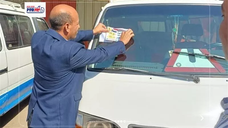 محافظ المنيا يتابع المواقف العامة للتأكد من الالتزام بتعريفة المواصلات الجديدة