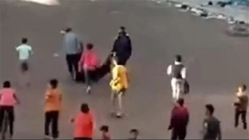  حافظة للقرآن..استياء ببورسعيد عقب انتشار فيديو سحل وضرب مشردة في الشارع