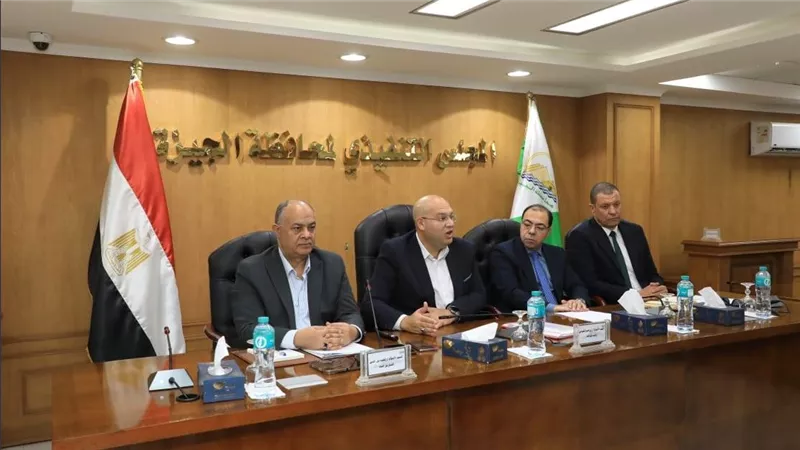 نائب محافظ الجيزة يناقش موقف مشروعات الصرف الصحي ببشتيل وحضر الجيزة