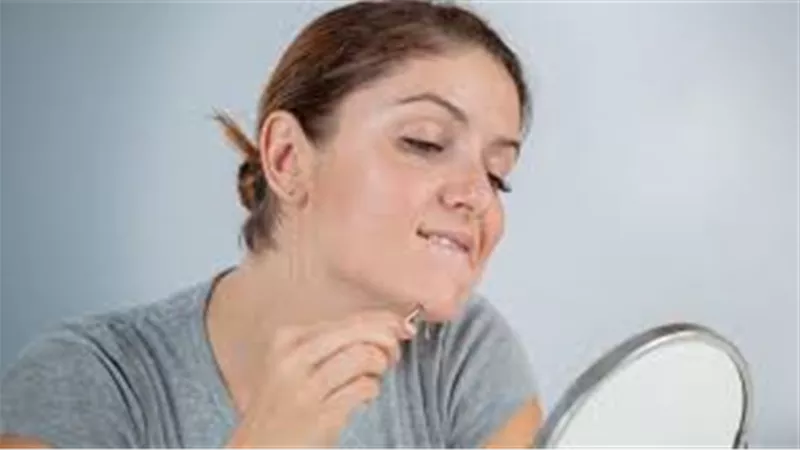 كيفية إزالة شعر الذقن نهائيا.. الأسباب الهرمونية والعلاجات الفعالة من الأطباء