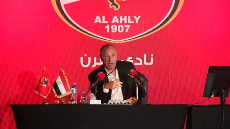 الخطيب يستعرض فيلما تسجيليا يوثق إنجازات فريق الكرة بالأهلي محليًا وقاريًا