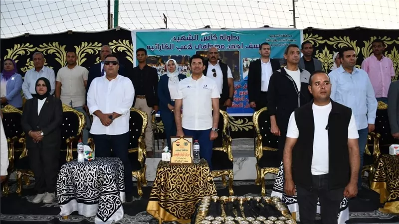 وزير الشباب والرياضة ومحافظ السويس يفتتحان صالة فنون قتالية بمركز شباب فيصل 