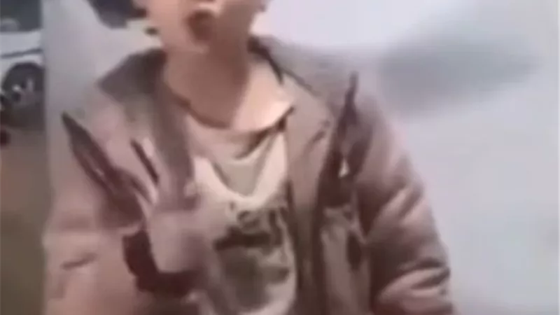 طفل يلوح بـ