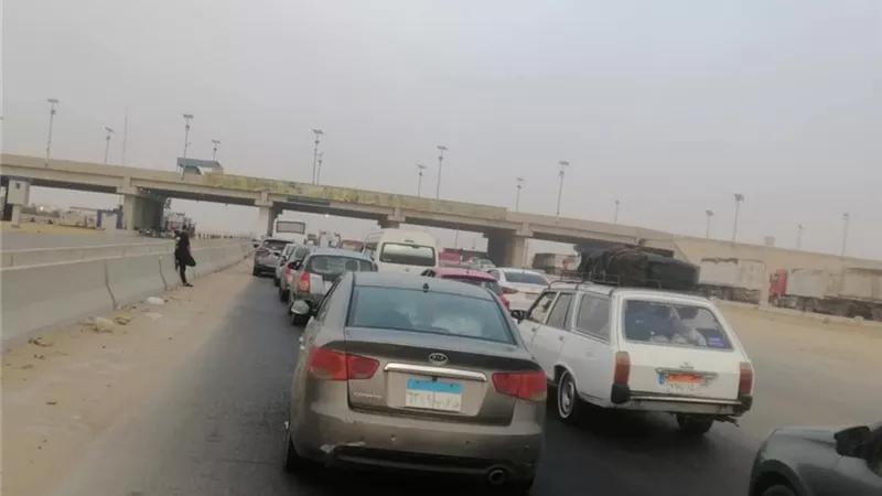 بسبب الشبورة الكثيفة.. غلق طريق السويس أمام حركة السيارات