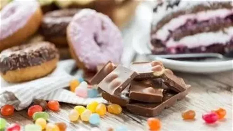 هل يمكن أن تسبب الحلويات انتفاخًا مزمنًا في البطن؟ ..تفاصيل