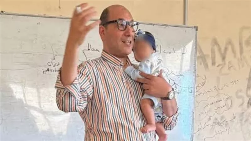 في مشهد إنساني مؤثر.. عميد كلية تجارة كفر الشيخ يحمل طفلة إحدى الطالبات 