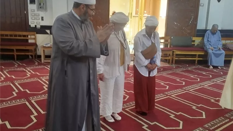 سائحتان فرنسيتان تزوران مسجد الوحشي بالأقصر وتسألان عن معنى القبلة