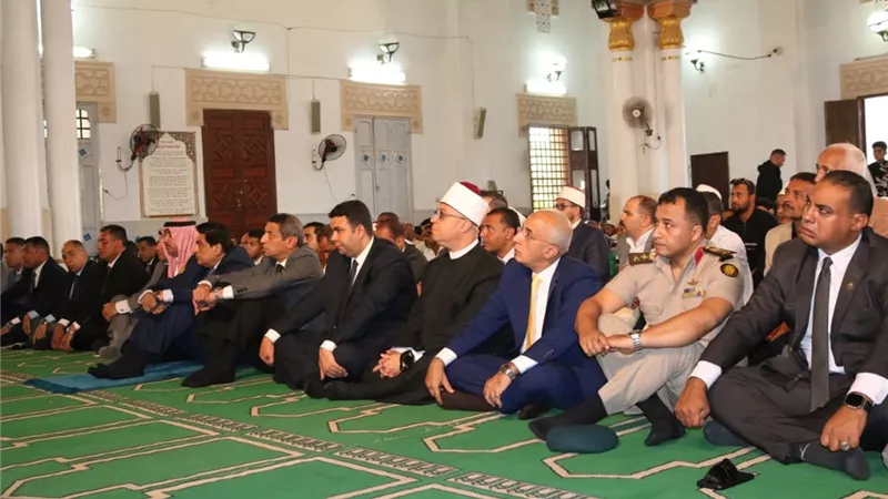 المحافظ والقيادات يصلون الجمعة بمسجد بدر في احتفالات السويس بانتصارات أكتوبر