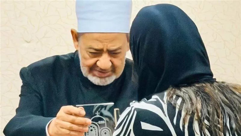 مُنسقة برنامج GETI 2025 تُهدي درع المعهد اللاهوتي المسكوني لـ شيخ الأزهر 